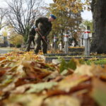 22.10.2019. Kielce. Elewi sprzątali mogiły bohaterów na Cmentarzu Starym w Kielcach / Wiktor Taszłow / Radio Kielce