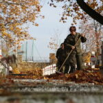 22.10.2019. Kielce. Elewi sprzątali mogiły bohaterów na Cmentarzu Starym w Kielcach / Wiktor Taszłow / Radio Kielce