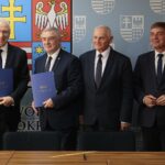 24.10.2019. Kielce. Podpisanie umowy kredytowej z Bankiem Rozwoju Rady Europy. Na zdjęciu (od lewej): Rolf Wenzel - gubernator Banku Rozwoju Rady Europy, Andrzej Bętkowski - marszałek województwa świętokrzyskiego, Marek Jońca - członek zarządu województwa świętokrzyskiego i Andrzej Pruś - przewodniczący sejmiku województwa świętokrzyskiego / Wiktor Taszłow / Radio Kielce