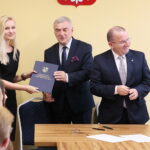 Kielce. 23.10.2019. Podpisanie umów stypendialnych ze studentami kształcącymi się na kierunkach lekarskich. Stypendium wręcza: Andrzej Bętkowski - marszałek województwa świętokrzyskiego, Marek Bogusławski - członek zarządu Województwa Świętokrzyskiego / Wiktor Taszłow / Radio Kielce