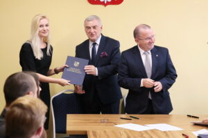 Kielce. 23.10.2019. Podpisanie umów stypendialnych ze studentami kształcącymi się na kierunkach lekarskich. Stypendium wręcza: Andrzej Bętkowski - marszałek województwa świętokrzyskiego, Marek Bogusławski - członek zarządu Województwa Świętokrzyskiego / Wiktor Taszłow / Radio Kielce