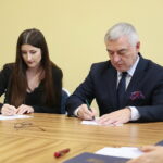 Kielce. 23.10.2019. Podpisanie umów stypendialnych ze studentami kształcącymi się na kierunkach lekarskich. Stypendium podpisuje: Andrzej Bętkowski - marszałek województwa świętokrzyskiego / Wiktor Taszłow / Radio Kielce