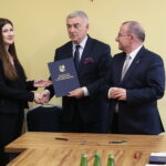 Kielce. 23.10.2019. Podpisanie umów stypendialnych ze studentami kształcącymi się na kierunkach lekarskich. Stypendium wręcza: Andrzej Bętkowski - marszałek województwa świętokrzyskiego, Marek Bogusławski - członek zarządu Województwa Świętokrzyskiego / Wiktor Taszłow / Radio Kielce