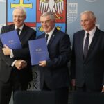 24.10.2019. Kielce. Podpisanie umowy kredytowej z Bankiem Rozwoju Rady Europy. Na zdjęciu (od lewej): Rolf Wenzel - gubernator Banku Rozwoju Rady Europy, Andrzej Bętkowski - marszałek województwa świętokrzyskiego i Marek Jońca - członek zarządu województwa świętokrzyskiego / Wiktor Taszłow / Radio Kielce