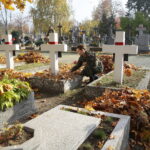 22.10.2019. Kielce. Elewi sprzątali mogiły bohaterów na Cmentarzu Starym w Kielcach / Wiktor Taszłow / Radio Kielce