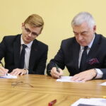 Kielce. 23.10.2019. Podpisanie umów stypendialnych ze studentami kształcącymi się na kierunkach lekarskich. Stypendium podpisuje: Andrzej Bętkowski - marszałek województwa świętokrzyskiego / Wiktor Taszłow / Radio Kielce