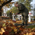 22.10.2019. Kielce. Elewi sprzątali mogiły bohaterów na Cmentarzu Starym w Kielcach / Wiktor Taszłow / Radio Kielce