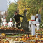 22.10.2019. Kielce. Elewi sprzątali mogiły bohaterów na Cmentarzu Starym w Kielcach / Wiktor Taszłow / Radio Kielce