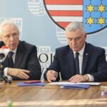 24.10.2019. Kielce. Podpisanie umowy kredytowej z Bankiem Rozwoju Rady Europy. Na zdjęciu (od lewej): Rolf Wenzel - gubernator Banku Rozwoju Rady Europy i Andrzej Bętkowski - marszałek województwa świętokrzyskiego / Wiktor Taszłow / Radio Kielce