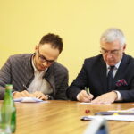 Kielce. 23.10.2019. Podpisanie umów stypendialnych ze studentami kształcącymi się na kierunkach lekarskich. Stypendium podpisuje: Andrzej Bętkowski - marszałek województwa świętokrzyskiego / Wiktor Taszłow / Radio Kielce