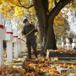 22.10.2019. Kielce. Elewi sprzątali mogiły bohaterów na Cmentarzu Starym w Kielcach / Wiktor Taszłow / Radio Kielce