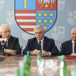 24.10.2019. Kielce. Podpisanie umowy kredytowej z Bankiem Rozwoju Rady Europy. Na zdjęciu (od lewej): Rolf Wenzel - gubernator Banku Rozwoju Rady Europy, Andrzej Bętkowski - marszałek województwa świętokrzyskiego i Marek Jońca - członek zarządu województwa świętokrzyskiego / Wiktor Taszłow / Radio Kielce