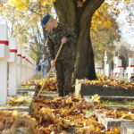 22.10.2019. Kielce. Elewi sprzątali mogiły bohaterów na Cmentarzu Starym w Kielcach / Wiktor Taszłow / Radio Kielce