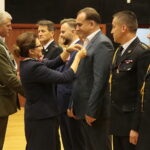 Kielce. 25.10.2019. Święto terenowych organów administracji wojskowej. Medal Januszowi Knapowi - prezesowi Radia Kielce (w środku) wręczają płk Jarosław Molisak - Szef WSzW w Kielcach, Agata Wojtyszek – wojewoda świętokrzyski / Wiktor Taszłow / Radio Kielce