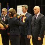 Kielce. 25.10.2019. Święto terenowych organów administracji wojskowej. Medal wręczają płk Jarosław Molisak - Szef WSzW w Kielcach, Agata Wojtyszek – wojewoda świętokrzyski / Wiktor Taszłow / Radio Kielce