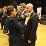 Kielce. 25.10.2019. Święto terenowych organów administracji wojskowej. Medal Rafałowi Nowakowi - dyrektorowi Wzgórza Zamkowego w Kielcach wręcza Agata Wojtyszek – wojewoda świętokrzyski / Wiktor Taszłow / Radio Kielce