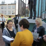 Kielce. 22.10.2019. Otwarcie zespołu lokali mieszkalnych na Jezioranach. Klucze wręcza Danuta Papaj – wiceprezydent Kielc / Wiktor Taszłow / Radio Kielce