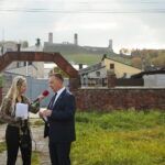 Chęciny. 16.10.2019. Teren pod budowę Parku Miejskiego w Chęcinach. Na zdjęciu od lewej: Izabela Mortas -Radio Kielce, Robert Jaworski - burmistrz gminy i miasta Chęciny / Wiktor Taszłow / Radio Kielce