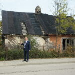 Chęciny. 16.10.2019. Teren pod budowę Parku Miejskiego w Chęcinach. Na zdjęciu: Robert Jaworski - burmistrz gminy i miasta Chęciny / Wiktor Taszłow / Radio Kielce