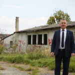 Chęciny. 16.10.2019. Teren pod budowę Parku Miejskiego w Chęcinach. Na zdjęciu: Robert Jaworski - burmistrz gminy i miasta Chęciny / Wiktor Taszłow / Radio Kielce