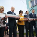 Kielce. 22.10.2019. Otwarcie zespołu lokali mieszkalnych na Jezioranach. Na zdjęciu (od lewej): Agata Kalita - dyrektor Wydziału Mieszkalnictwa, Krzysztof Miernik - dyrektor Miejskiego Zarządu Budynków, Danuta Papaj – wiceprezydent Kielc, Christian Grötz - prezes zarządu Grötz GmbH & Co. i Bogdan Wenta – prezydent miasta Kielce / Wiktor Taszłow / Radio Kielce