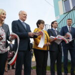 Kielce. 22.10.2019. Otwarcie zespołu lokali mieszkalnych na Jezioranach. Na zdjęciu (od lewej): Agata Kalita - dyrektor Wydziału Mieszkalnictwa, Krzysztof Miernik - dyrektor Miejskiego Zarządu Budynków, Danuta Papaj – wiceprezydent Kielc, Christian Grötz - prezes zarządu Grötz GmbH & Co. i Bogdan Wenta – prezydent miasta Kielce / Wiktor Taszłow / Radio Kielce