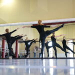 24.10.2019 Kielce. Konferencja przed spektaklem „Brodzić po wodzie” Kieleckiego Teatru Tańca / Wiktor Taszłow / Radio Kielce