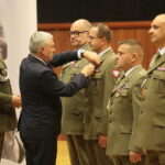 Kielce. 25.10.2019. Święto terenowych organów administracji wojskowej. Medal wręczają płk Jarosław Molisak - Szef WSzW w Kielcach, Andrzej Bętkowski - marszałek województwa świętokrzyskiego / Wiktor Taszłow / Radio Kielce