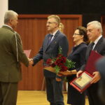 Kielce. 25.10.2019. Święto terenowych organów administracji wojskowej. Na zdjęciu (od lewej): płk Jarosław Molisak - Szef WSzW w Kielcach, Grzegorz Piec - starosta Konecki, Agata Wojtyszek - wojewoda świętokrzyski, Andrzej Bętkowski - marszałek województwa świętokrzyskiego / Wiktor Taszłow / Radio Kielce