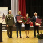 Kielce. 25.10.2019. Święto terenowych organów administracji wojskowej. Na zdjęciu (od lewej): płk Jarosław Molisak - Szef WSzW w Kielcach, Grzegorz Pieca - starosta Konecki, Agata Wojtyszek - wojewoda świętokrzyski, Andrzej Bętkowski - marszałek województwa świętokrzyskiego / Wiktor Taszłow / Radio Kielce