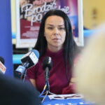 24.10.2019 Kielce. Konferencja przed spektaklem „Brodzić po wodzie” Kieleckiego Teatru Tańca. Na zdjęciu (od lewej): prof. Ewa Robak - dyrygent / Wiktor Taszłow / Radio Kielce