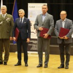 Kielce. 25.10.2019. Święto terenowych organów administracji wojskowej. Na zdjęciu (od lewej): płk Jarosław Molisak - Szef WSzW w Kielcach, Piotr Dwurnik - prezes zarządu Best Western Grand Hotel, Adrian Lipa, Artur Jaroń - dyrektor ZPSM w Kielcach / Wiktor Taszłow / Radio Kielce