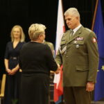 Kielce. 25.10.2019. Święto terenowych organów administracji wojskowej. Na zdjęciu (od lewej): Alina Szwach - prezes Światowego Związku Żołnierzy Armii Krajowej w Kielcach, płk Jarosław Molisak - Szef WSzW w Kielcach / Wiktor Taszłow / Radio Kielce