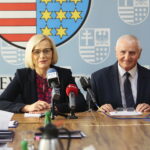 Kielce. 25.10.2019. Podpisanie umów na projekty edukacyjne i zdrowotne. Na zdjęciu: Renata Janik - wicemarszałek województwa świętokrzyskiego, Marek Jońca - członek zarządu województwa świętokrzyskiego / Wiktor Taszłow / Radio Kielce