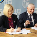 Kielce. 25.10.2019. Podpisanie umów na projekty edukacyjne i zdrowotne. Na zdjęciu: Renata Janik - wicemarszałek województwa świętokrzyskiego, Marek Jońca - członek zarządu województwa świętokrzyskiego / Wiktor Taszłow / Radio Kielce