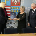 Kielce. 25.10.2019. Podpisanie umów na projekty edukacyjne i zdrowotne. Na zdjęciu (od lewej): Renata Janik - wicemarszałek województwa świętokrzyskiego, Elżbieta Śreniawska - Prezes Miejskiego Przedsiębiorstwa Komunikacji w Kielcach, Marek Jońca - członek zarządu województwa świętokrzyskiego / Wiktor Taszłow / Radio Kielce