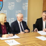 Kielce. 25.10.2019. Podpisanie umów na projekty edukacyjne i zdrowotne. Na zdjęciu (od lewej): Renata Janik - wicemarszałek województwa świętokrzyskiego, Marek Jońca - członek zarządu województwa świętokrzyskiego, Piotr Matysiak - El Trans / Wiktor Taszłow / Radio Kielce