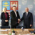 Kielce. 25.10.2019. Podpisanie umów na projekty edukacyjne i zdrowotne. Na zdjęciu (od lewej): Renata Janik - wicemarszałek województwa świętokrzyskiego, Piotr Matysiak - El Trans, Marek Jońca - członek zarządu województwa świętokrzyskiego / Wiktor Taszłow / Radio Kielce