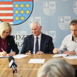 Kielce. 25.10.2019. Podpisanie umów na projekty edukacyjne i zdrowotne. Na zdjęciu (od lewej): Renata Janik - wicemarszałek województwa świętokrzyskiego, Marek Jońca - członek zarządu województwa świętokrzyskiego, Witold Rezner - Centrum Medyczne Zdrowie / Wiktor Taszłow / Radio Kielce