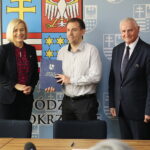 Kielce. 25.10.2019. Podpisanie umów na projekty edukacyjne i zdrowotne. Na zdjęciu (od lewej): Renata Janik - wicemarszałek województwa świętokrzyskiego, Witold Rezner - Centrum Medyczne Zdrowie, Marek Jońca - członek zarządu województwa świętokrzyskiego / Wiktor Taszłow / Radio Kielce