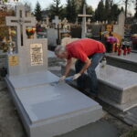 26.10.2019 Kielce. Sprzątanie nagrobków / Wiktor Taszłow / Radio Kielce