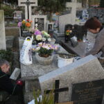 26.10.2019 Kielce. Sprzątanie nagrobków / Wiktor Taszłow / Radio Kielce