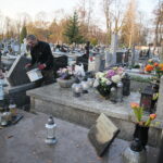 26.10.2019 Kielce. Sprzątanie nagrobków / Wiktor Taszłow / Radio Kielce