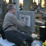 26.10.2019 Kielce. Sprzątanie nagrobków / Wiktor Taszłow / Radio Kielce