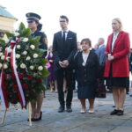 Kielce. 27.10.2019. Uroczystość odsłonięcia pomnika Przemysława Gosiewskiego. Na zdjęciu (od prawej): Beata Gosiewska, Jadwiga Gosiewska, Miłosz Gosiewski / Wiktor Taszłow / Radio Kielce