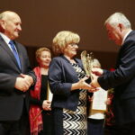 Kielce. 28.10.2019. Świętokrzyski Anioł Dobroci - Gala Finałowa. Na zdjęciu (od lewej): Edward i Anna Zawierucha - prowadzą rodzinny dom dziecka, Andrzej Bętkowski - marszałek województwa świętokrzyskiego / Wiktor Taszłow / Radio Kielce