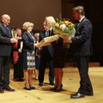 Kielce. 28.10.2019. Świętokrzyski Anioł Dobroci - Gala Finałowa. Na zdjęciu (od lewej): Edward i Anna Zawierucha - prowadzą rodzinny dom dziecka, Andrzej Bętkowski - marszałek województwa świętokrzyskiego, Renata Janik - wicemarszałek województwa świętokrzyskiego, Andrzej Pruś – przewodniczący Sejmiku Województwa Świętokrzyskiego / Wiktor Taszłow / Radio Kielce