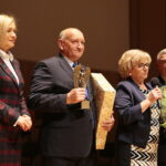 Kielce. 28.10.2019. Świętokrzyski Anioł Dobroci - Gala Finałowa. Na zdjęciu (od lewej):  Renata Janik - wicemarszałek województwa świętokrzyskiego, Edward i Anna Zawierucha - prowadzą rodzinny dom dziecka, Andrzej Bętkowski - marszałek województwa świętokrzyskiego / Wiktor Taszłow / Radio Kielce