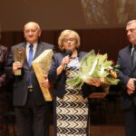 Kielce. 28.10.2019. Świętokrzyski Anioł Dobroci - Gala Finałowa. Na zdjęciu (od lewej):  Renata Janik - wicemarszałek województwa świętokrzyskiego, Edward i Anna Zawierucha - prowadzą rodzinny dom dziecka, Andrzej Bętkowski - marszałek województwa świętokrzyskiego / Wiktor Taszłow / Radio Kielce