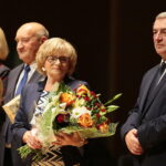 Kielce. 28.10.2019. Świętokrzyski Anioł Dobroci - Gala Finałowa. Na zdjęciu (od lewej):  Renata Janik - wicemarszałek województwa świętokrzyskiego, Edward i Anna Zawierucha - prowadzą rodzinny dom dziecka, Andrzej Bętkowski - marszałek województwa świętokrzyskiego / Wiktor Taszłow / Radio Kielce